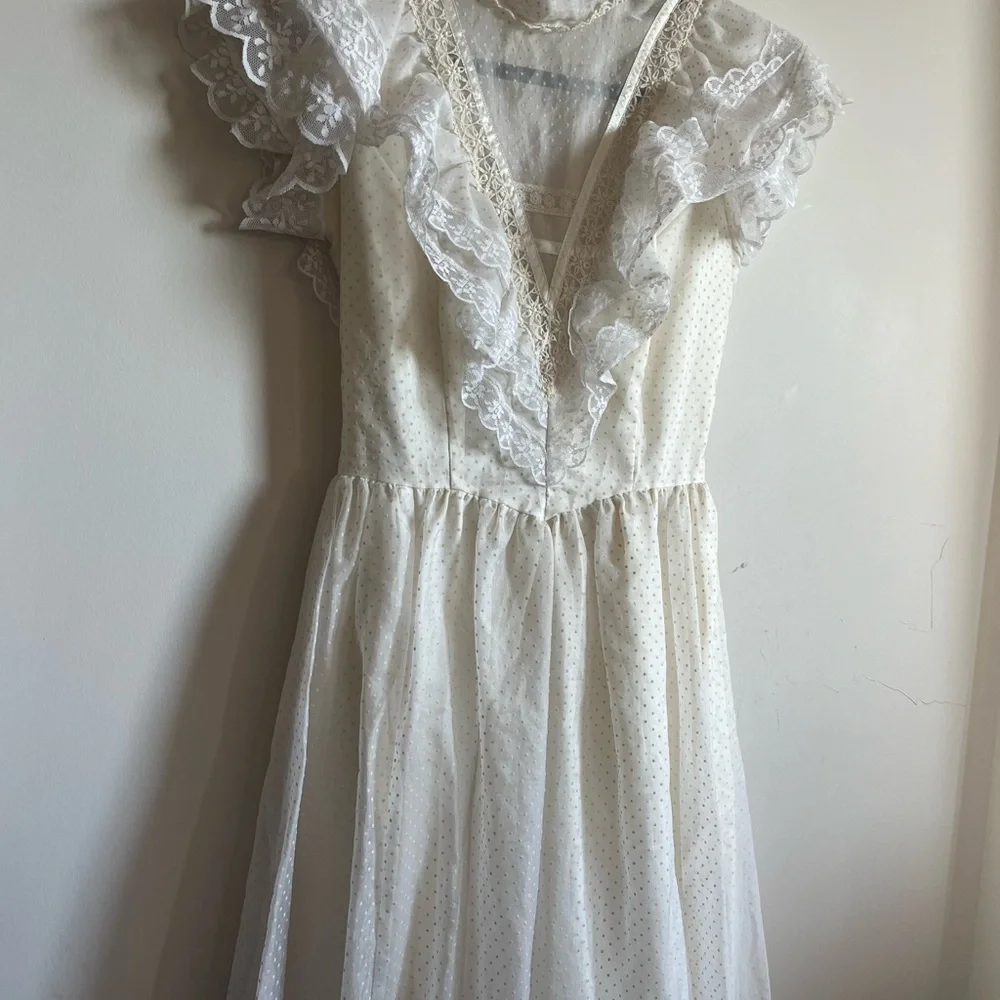 Vintage JCPenney Ivory Lace Wedding Dress - size 7/8 - Picture 7 of 16